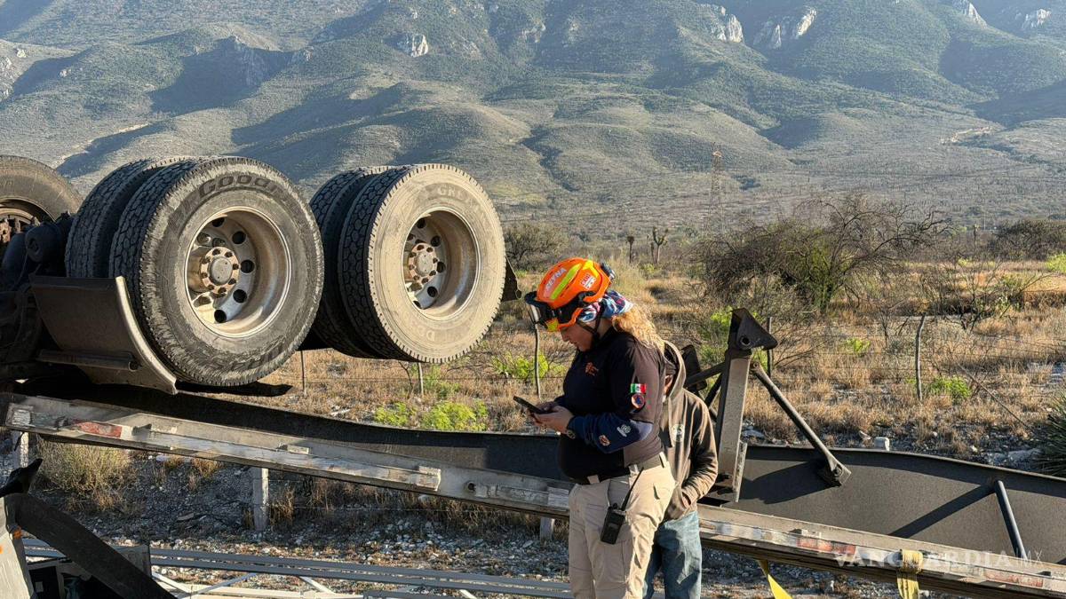 Trailero sale ileso de volcadura de su unidad en la carretera Saltillo-Monterrey