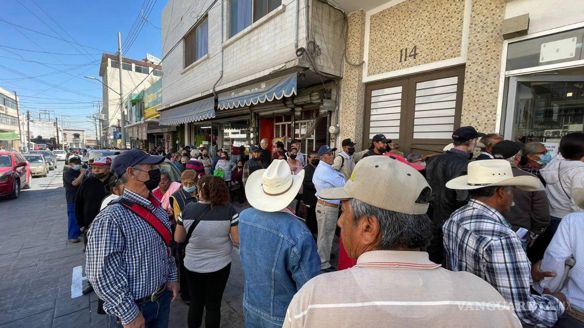 ¡Sólo hay una caja! Registran kilométricas filas en entrega de apoyos Bienestar