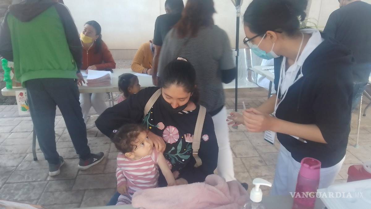 Realizan feria de la salud en ISSSTE de Saltillo; atienden a derechohabientes y público en general