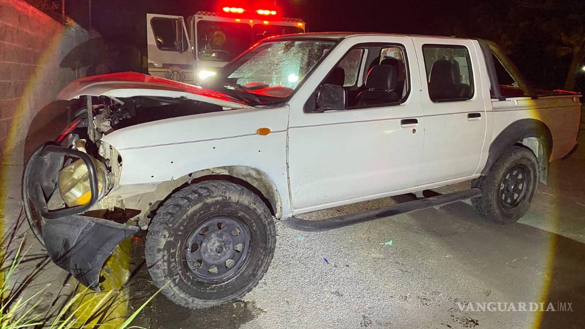 En Saltillo, queda prensado tras chocar contra transporte de personal