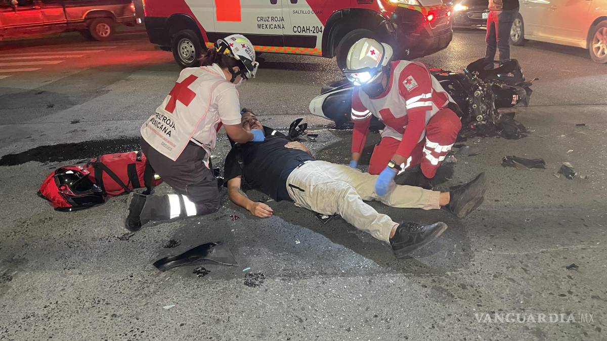 Conductor impacta a motociclista y lo deja herido, en Saltillo