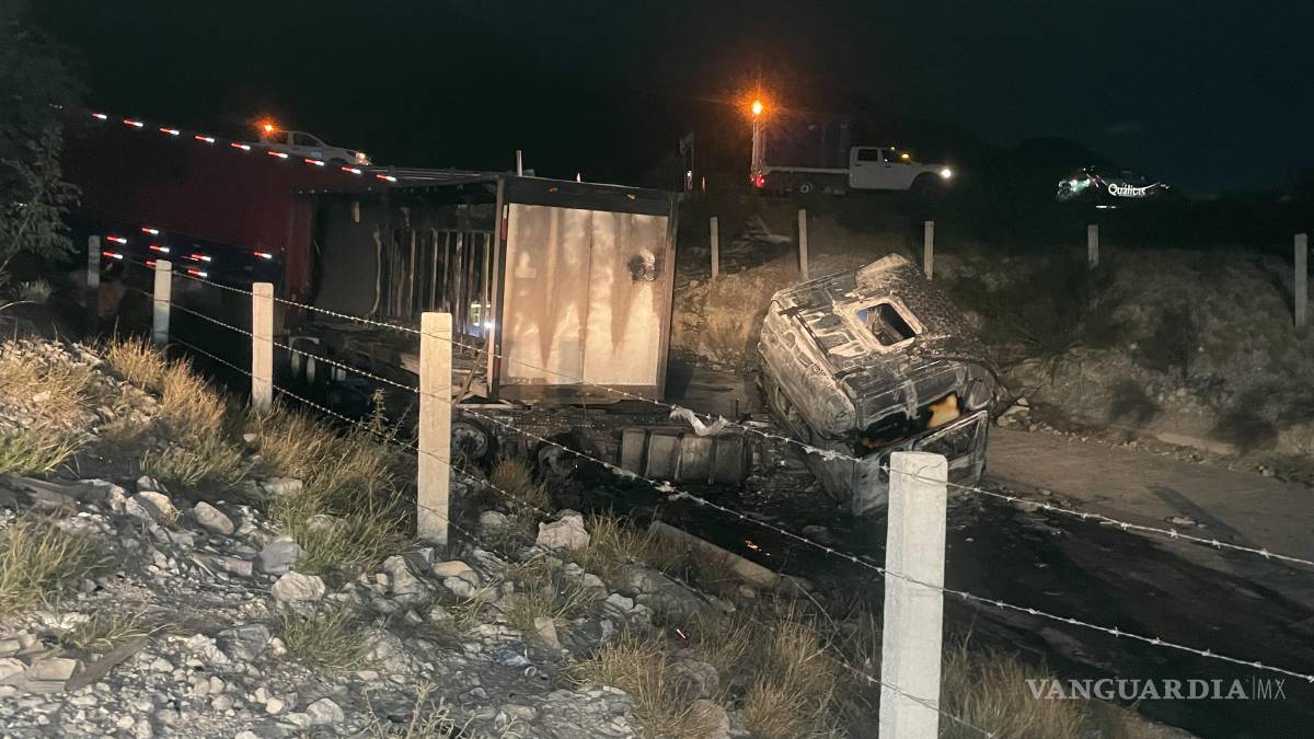 Trailero muere calcinado en volcadura, en Ramos Arizpe