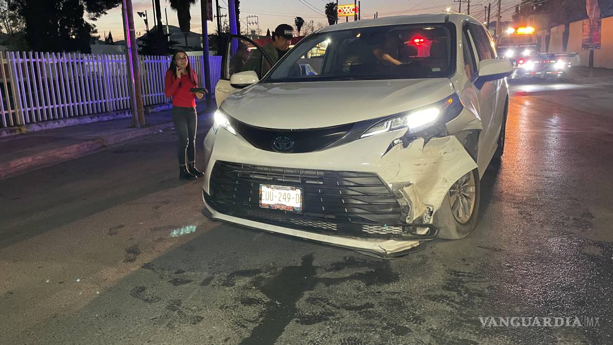 Choca en la colonia Los Maestros, en Saltillo, por pasarse un alto
