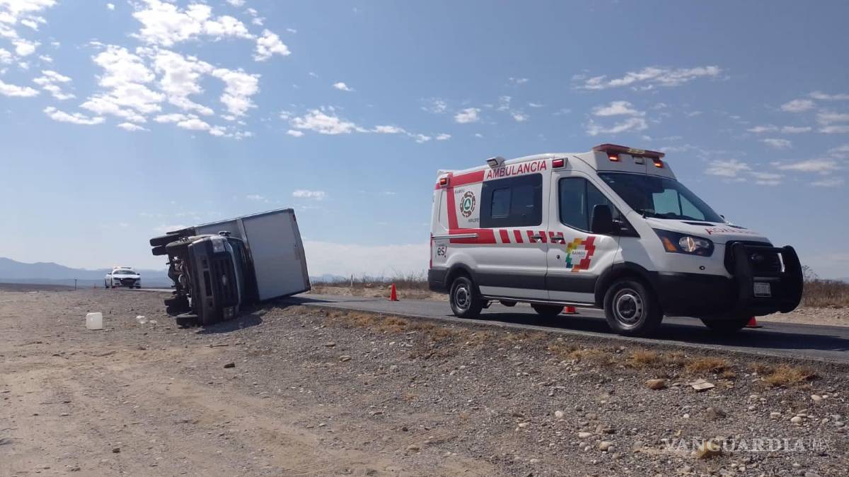 Vuelca camión con equipo de refrigeración en la Torreón