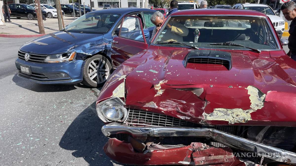 Destruye saltillense su auto clásico tras frenar de imprevisto