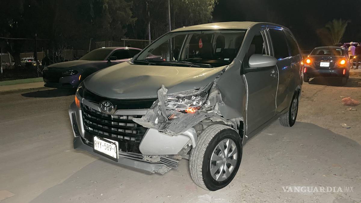 Menor impacta su motocicleta contra camioneta y termina herido, en Saltillo