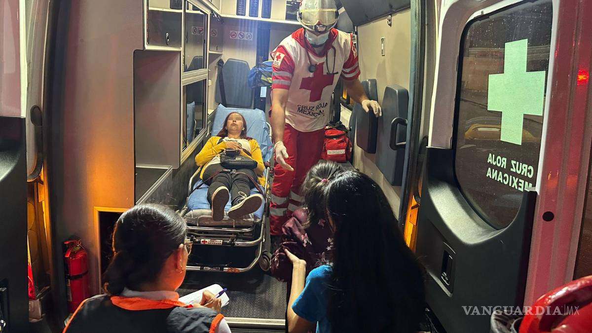 Choque entre dos camiones de pasajeros deja 12 lesionados en Monterrey