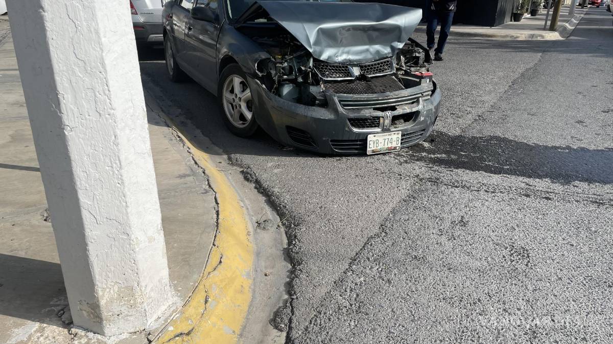 Estrella adulto mayor por alcance a camioneta