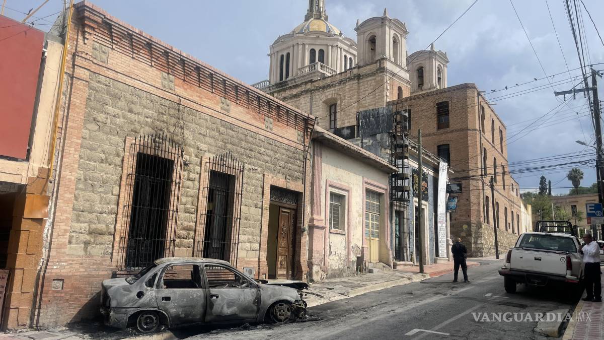 Conductor escapa de auto en llamas en pleno centro de Saltillo