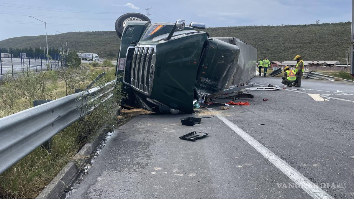 Trailero vuelca al ingresar al libramiento, en Saltillo