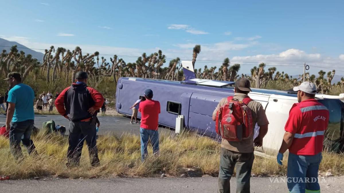 Volcadura de autobús deja ocho pasajeros heridos en carretera Saltillo-Zacatecas; conductor dormitó