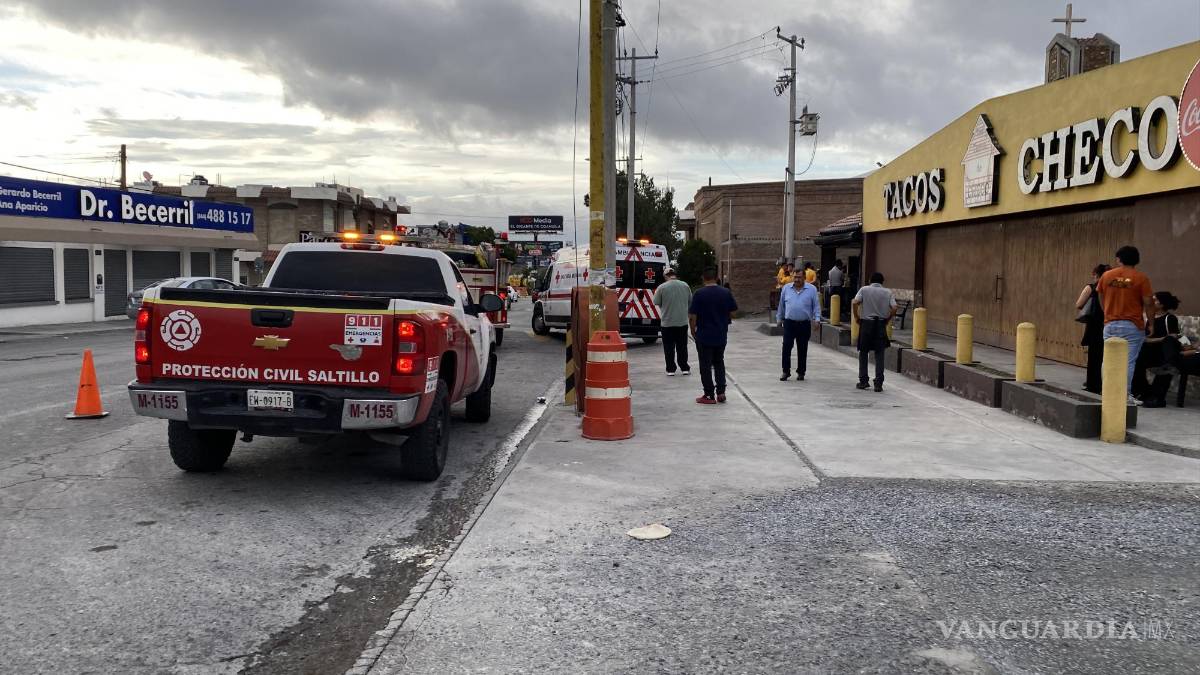 Se desploma techo de Tacos Checo en Saltillo; hay cuatro lesionados