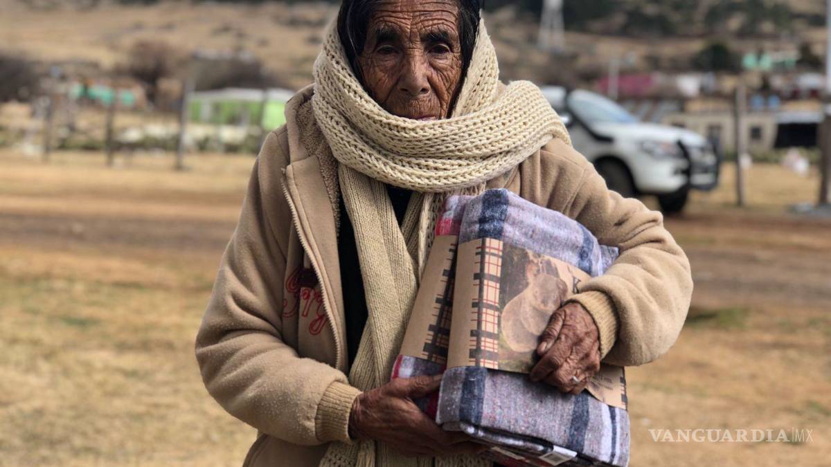 Manto blanco cubre al Cerro de la Silla de Nuevo León