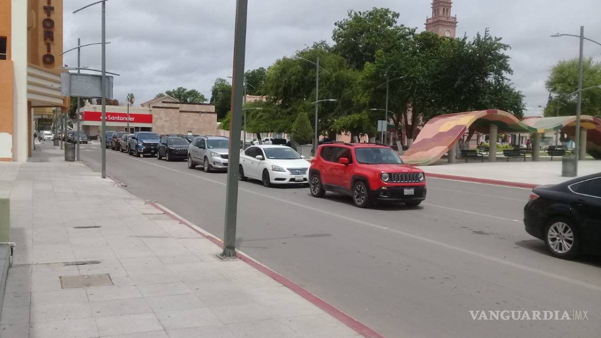 Saturan paisanos puentes internacionales al retornar a EU por asueto de fin de semana