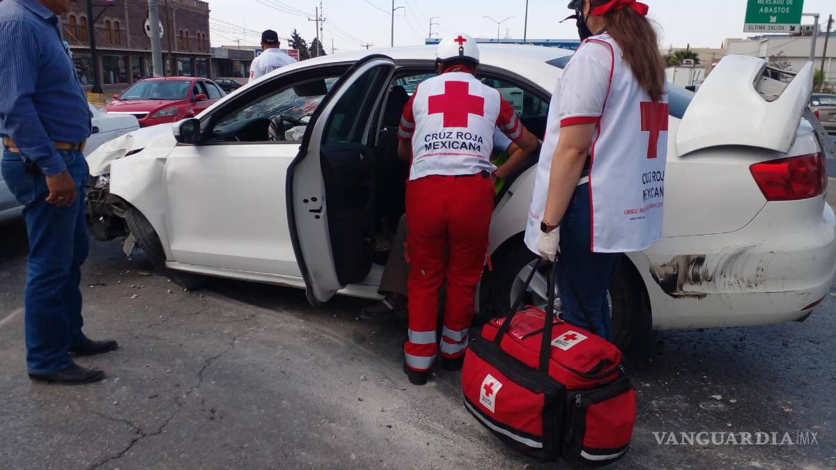 Saltillo: Choca contra luminaria y provoca caos vial