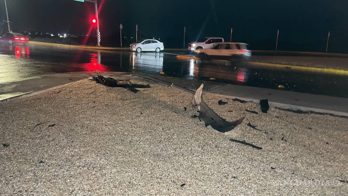 Choca contra camioneta y sale proyectada hacia el camellón en Saltillo