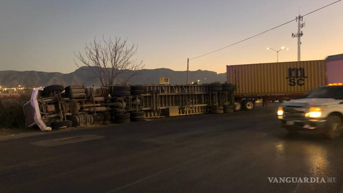 Tractocamión vuelca y cierra vialidad al noroeste de Saltillo