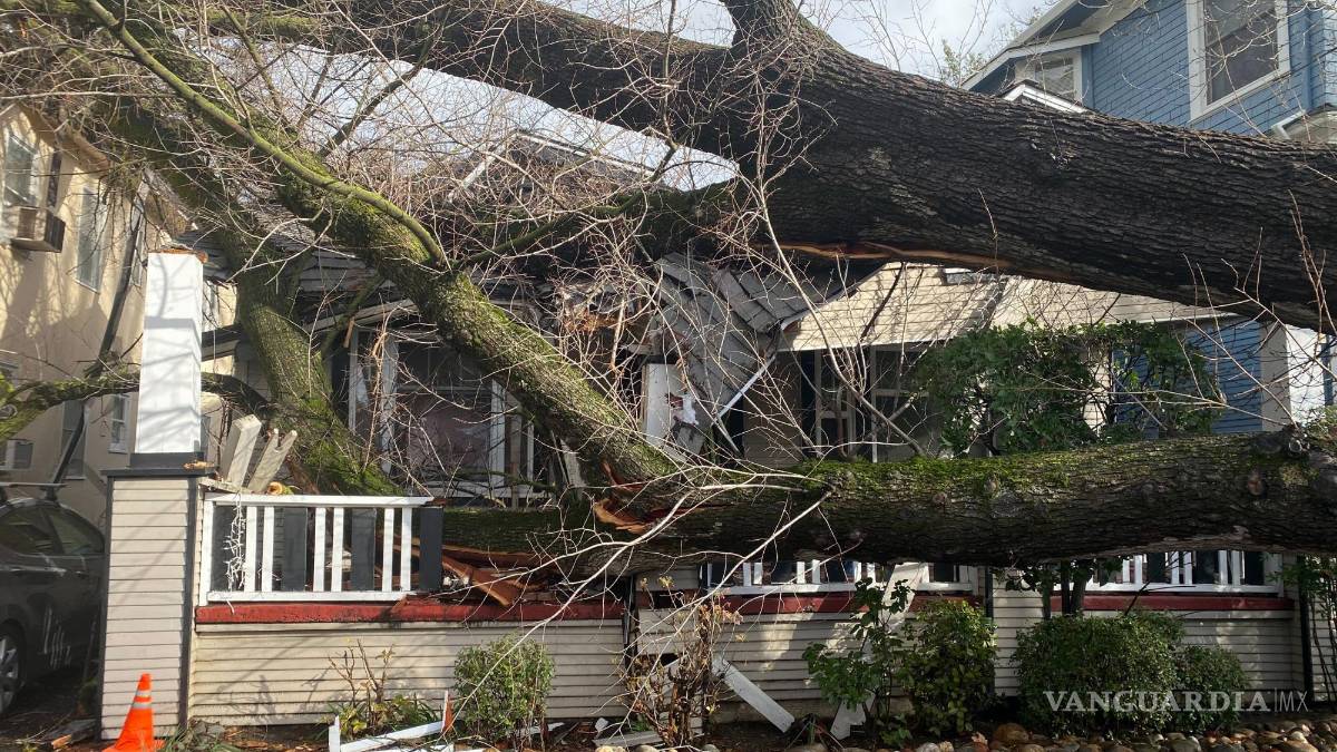 ‘Estamos atrapados aquí’; lluvias, aludes y socavones azotan a California