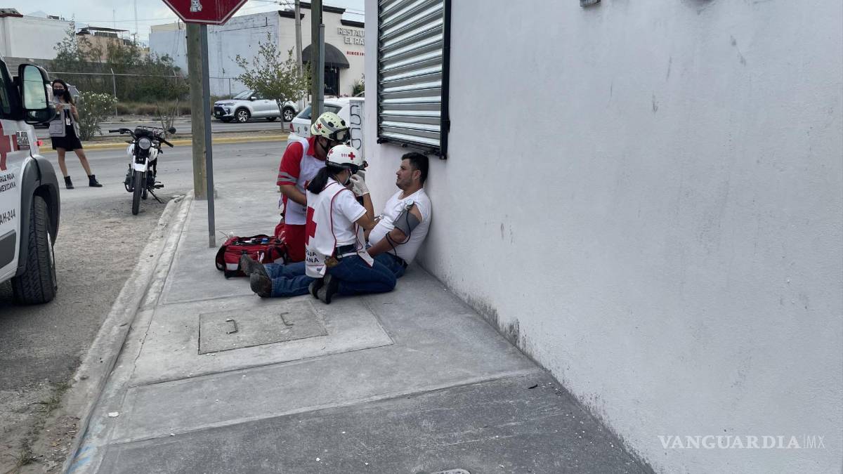 Conductor en Saltillo embiste a un motociclista; después huye