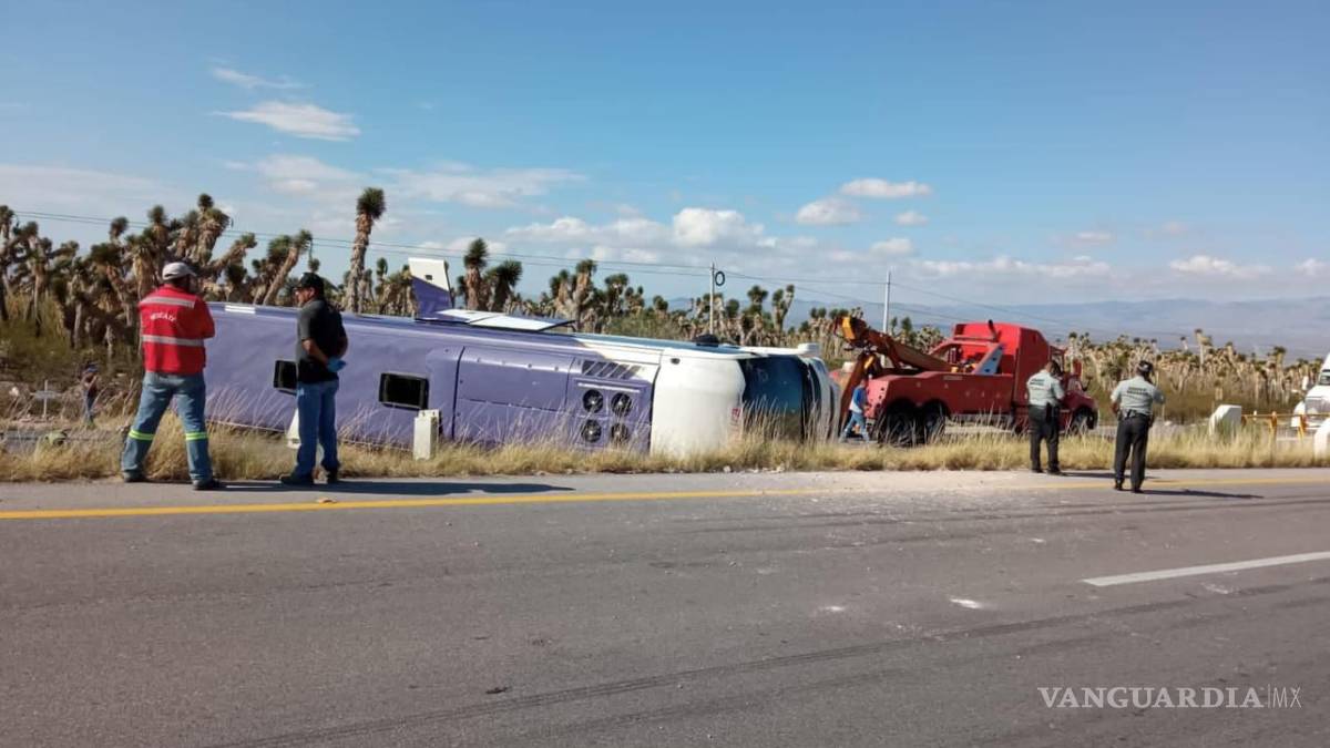 Volcadura de autobús deja ocho pasajeros heridos en carretera Saltillo-Zacatecas; conductor dormitó