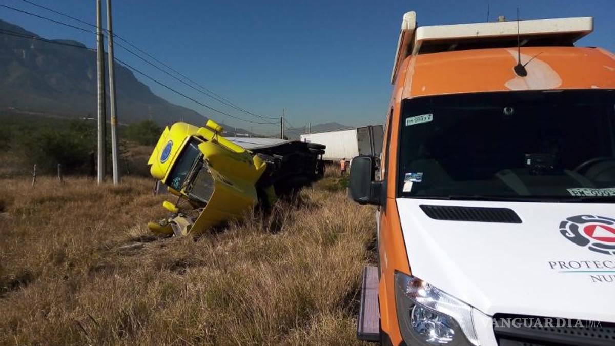 Chofer pierde el control y vuelca tráiler fuera de la Saltillo-Monterrey