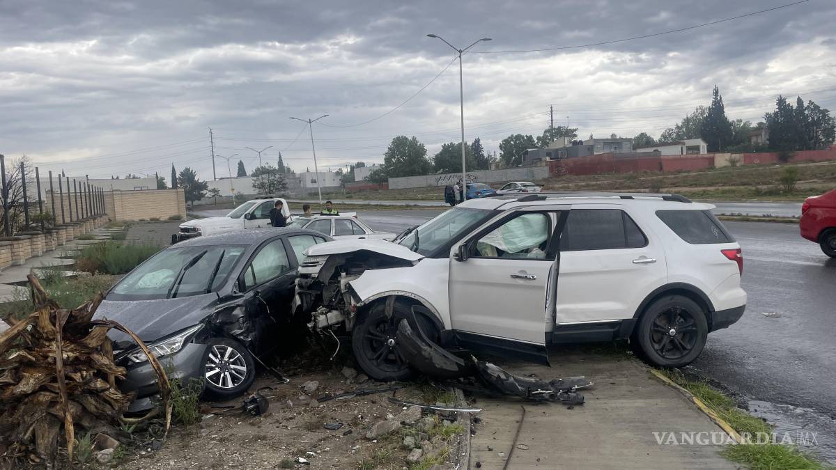 Saltillo: Choque en Emilio Arizpe de la Maza deja cuantiosos daños materiales y moviliza a autoridades