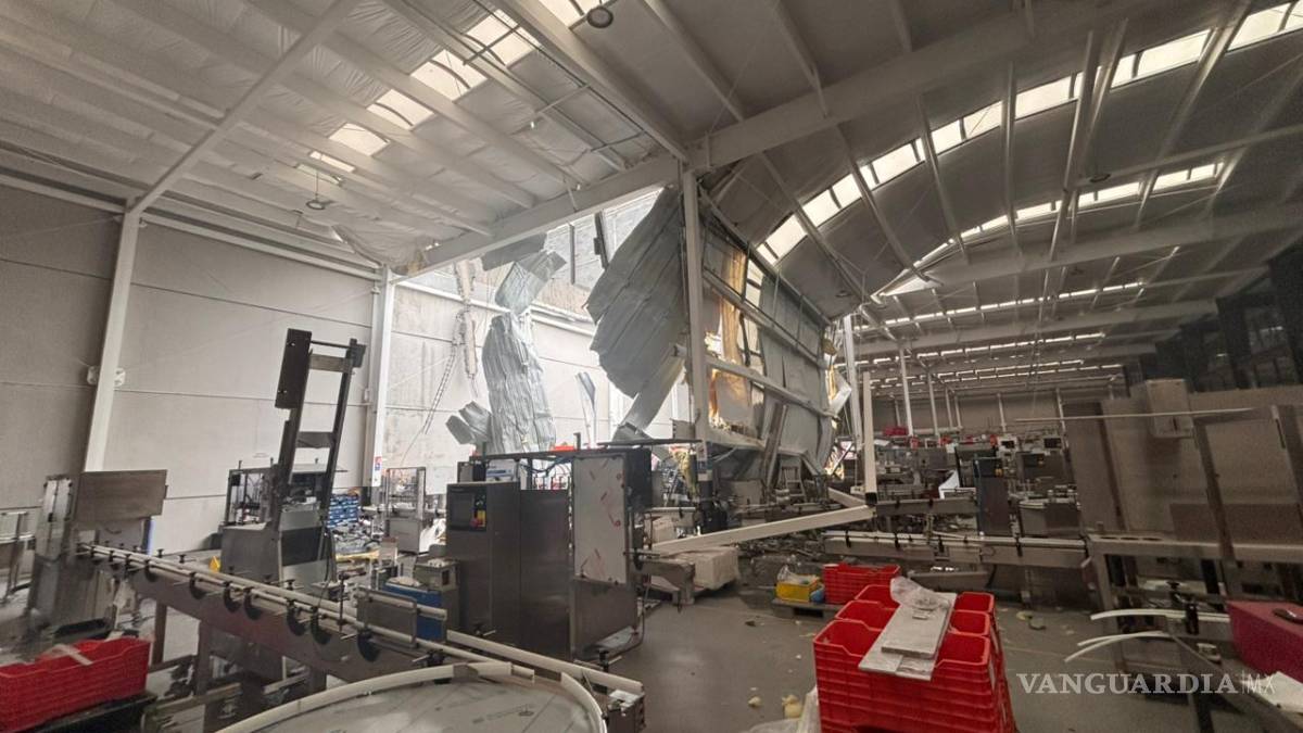 Moviliza colapso del techo de una empresa en Santa Catarina, Nuevo León