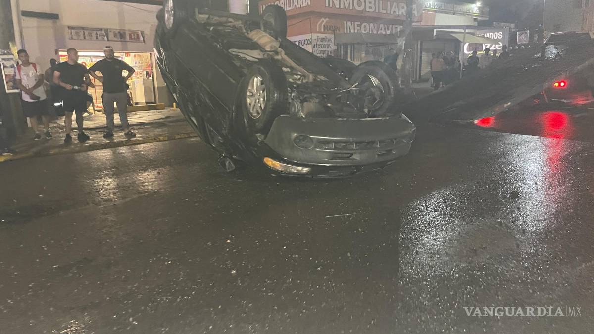 Bache ‘invisible’ origina volcadura en Saltillo; lo confundieron con charco de agua