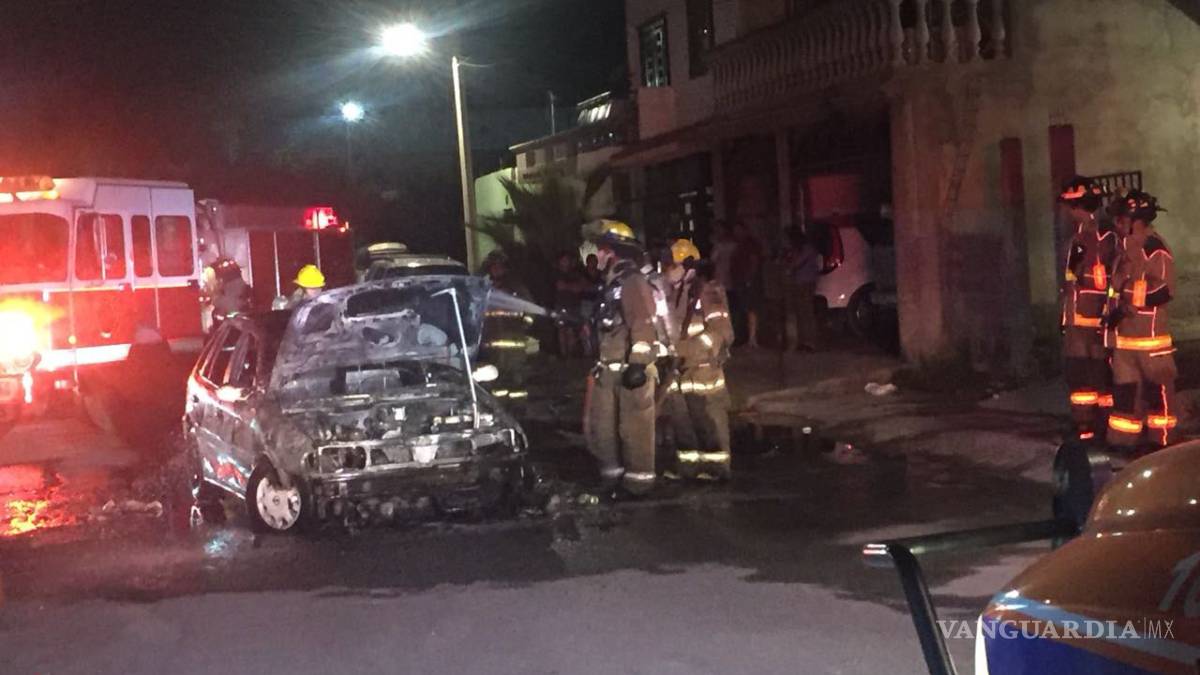 Por venganza le incendian auto en la cochera; la familia se resguardó en lo más lejano de la vivienda para salvarse de las llamas