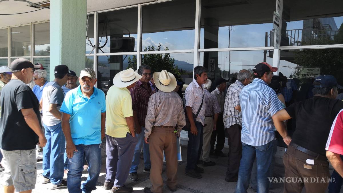 Ex trabajadores de AHMSA protestan en el IMSS por problemática en pensiones e incapacidades