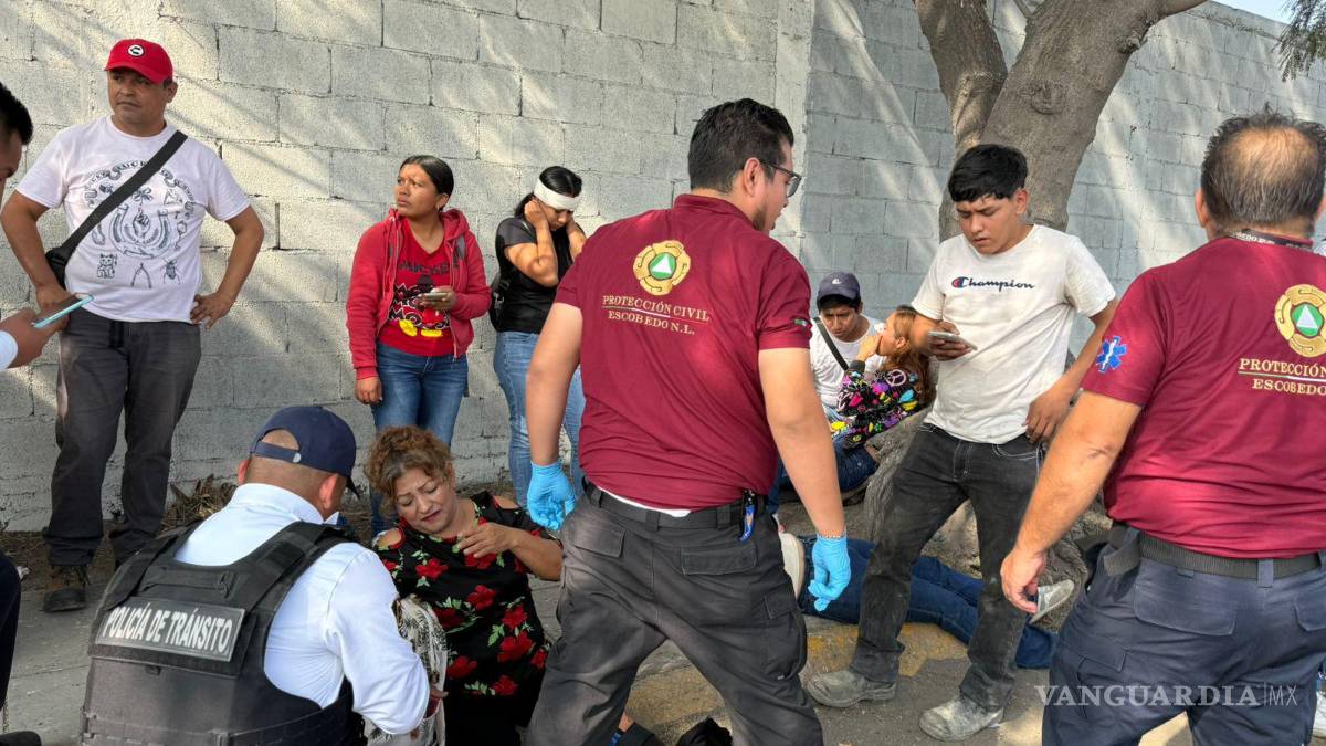 Choque de dos camiones y un tráiler deja 29 lesionados, en Nuevo León