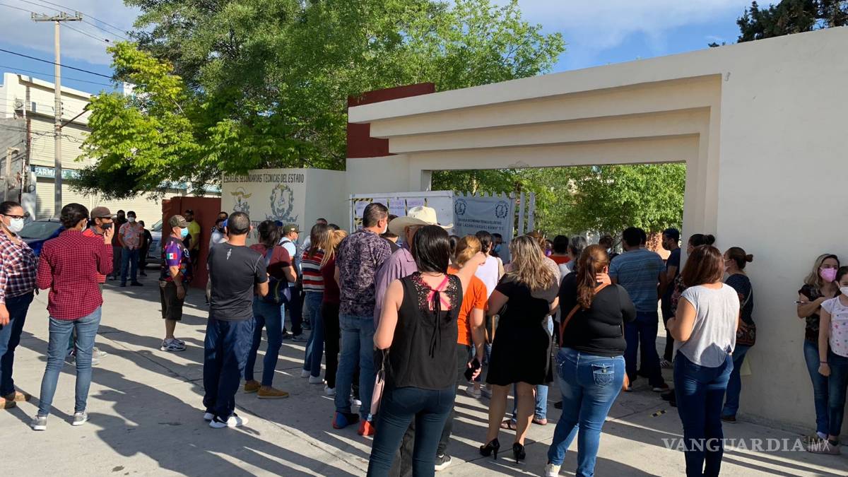 Sin sana distancia y retardo en apertura de casillas arrancan elecciones en Ramos Arizpe