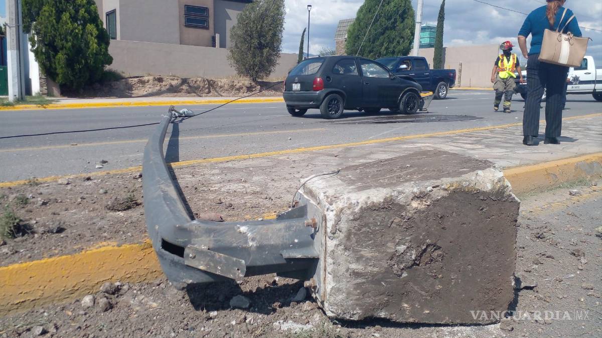 Conductor vuelca su automóvil en bulevar Colosio de Saltillo; derriba luminaria