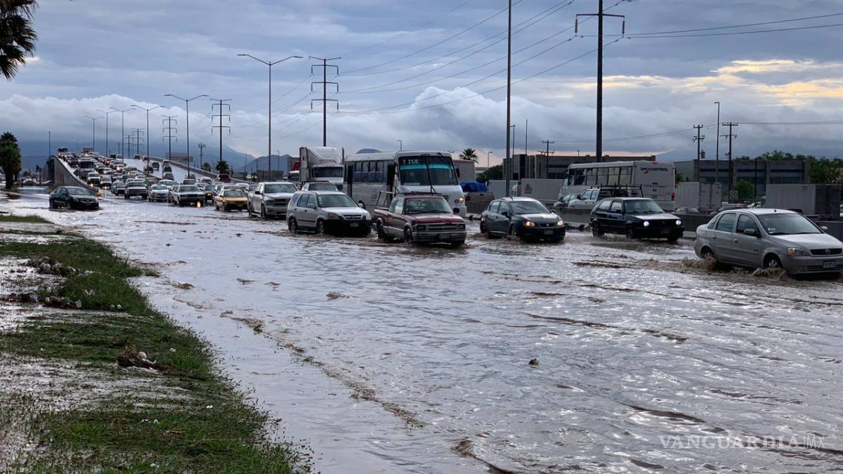 Agua de fuertes lluvias arrastra autos en la colonia Mirasierra de Saltillo