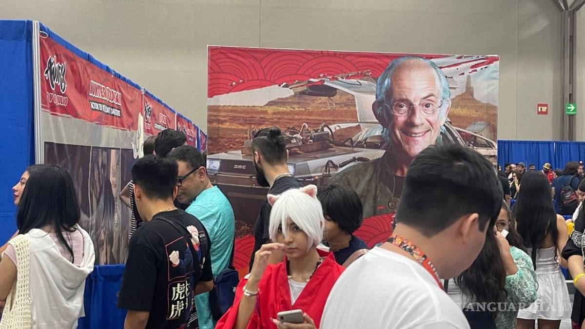 Enloquece el ‘Doc Brown’ a los fanáticos de ‘Volver al Futuro’, en Monterrey