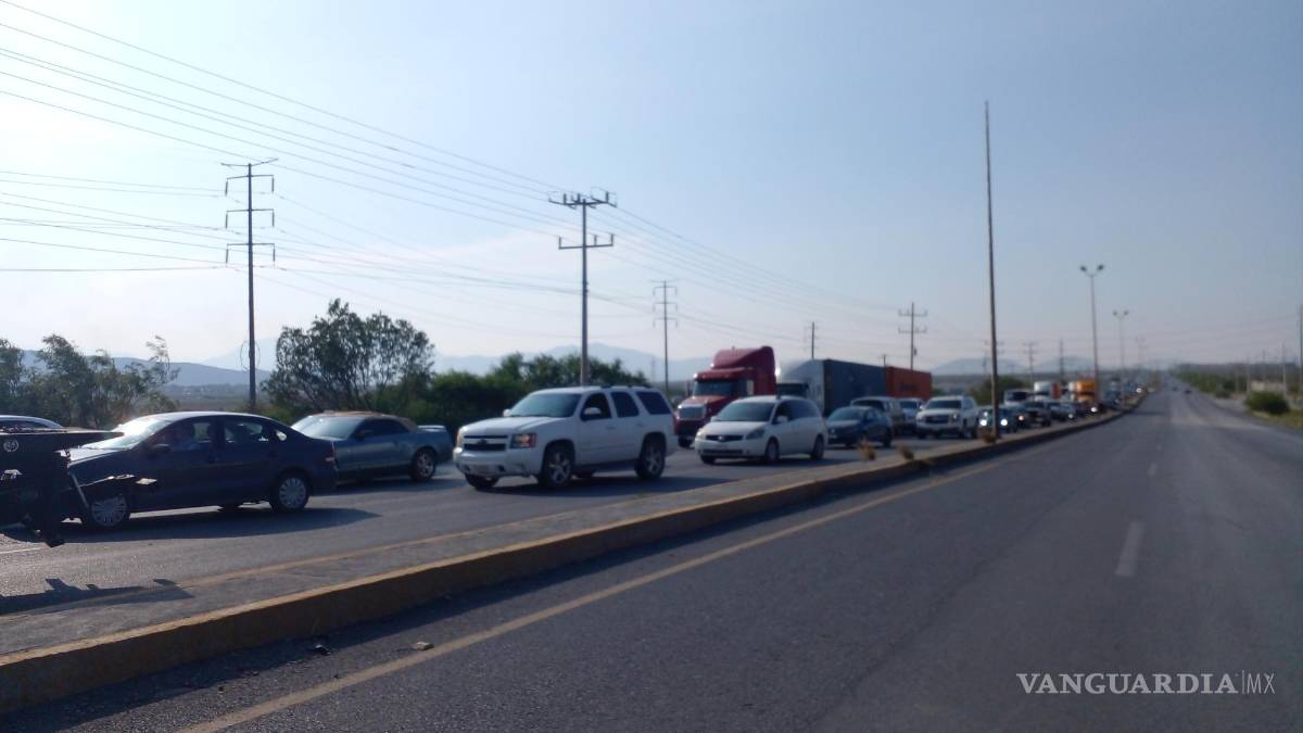 Tráiler vuelca en libramiento Óscar Flores Tapia, trasladan a chofer a hospital de Saltillo