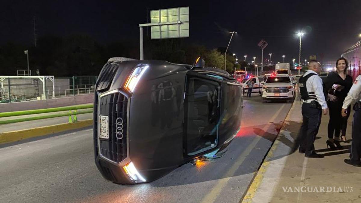 Conductora vuelca frente al Mercado de Abastos de Saltillo