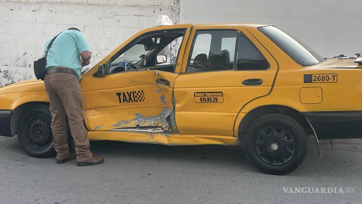 Taxista no respeta alto y vehículo lo embiste en Saltillo