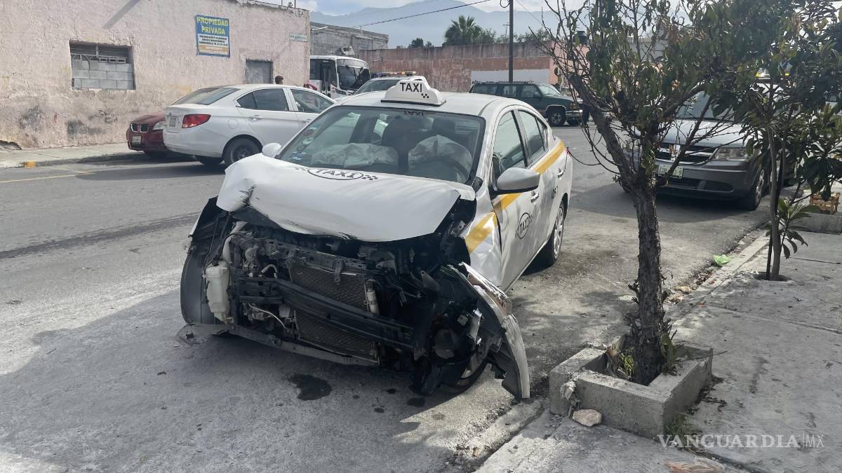 Vuelca a tres cuadras de su casa, taxi lo impactó, en Saltillo