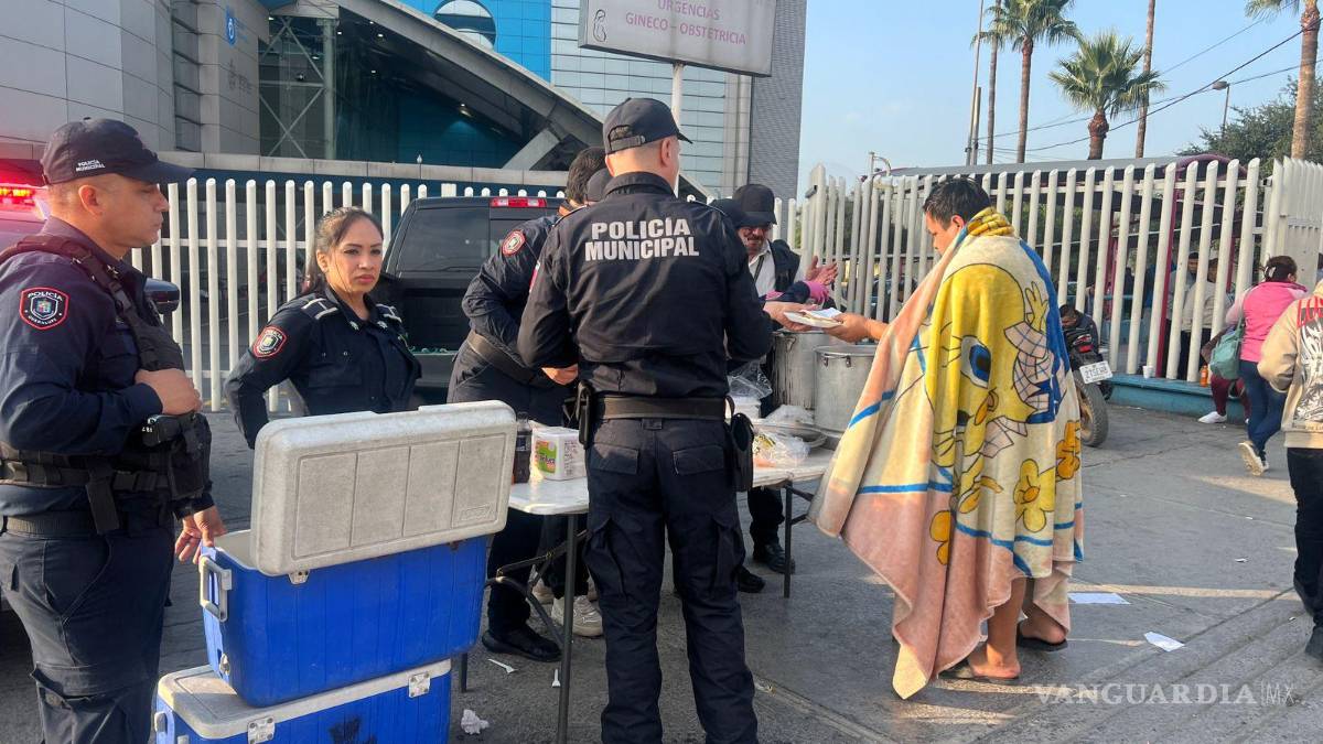 Policías llevan comida a familiares de pacientes del Hospital Materno Infantil, en NL