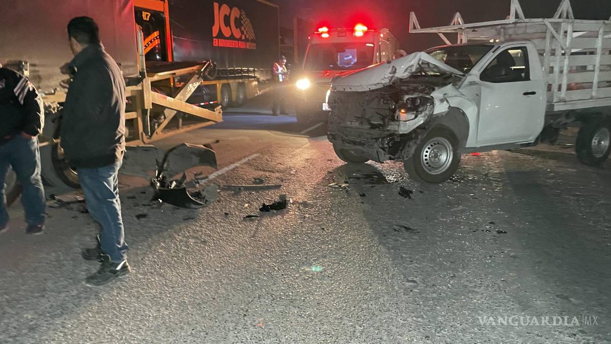 Regiomontanos chocan contra vehículo nodriza, tras casi volcar en la carretera a Monterrey