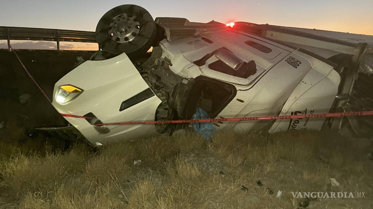Muere trailero al volcarse sobre la Carretera Federal 57
