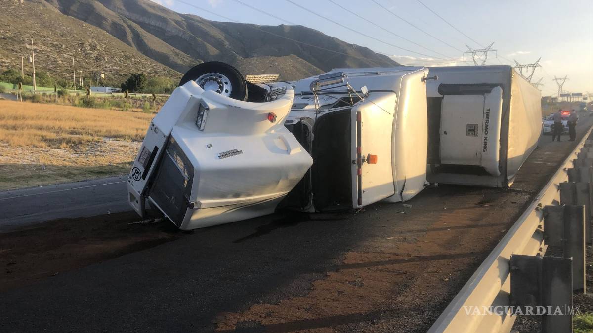 Tráiler vuelca a exceso de velocidad en la Sal-Mty