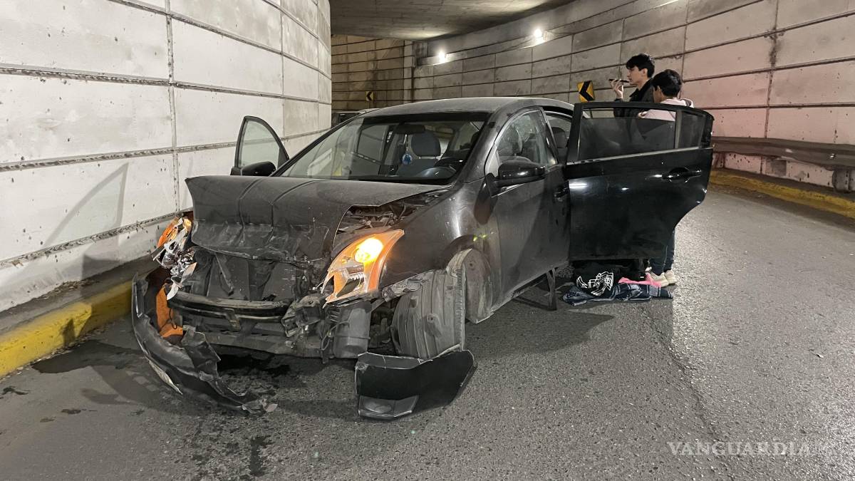 Tres jóvenes resultan heridos en choque en el distribuidor vial Venustiano Carranza