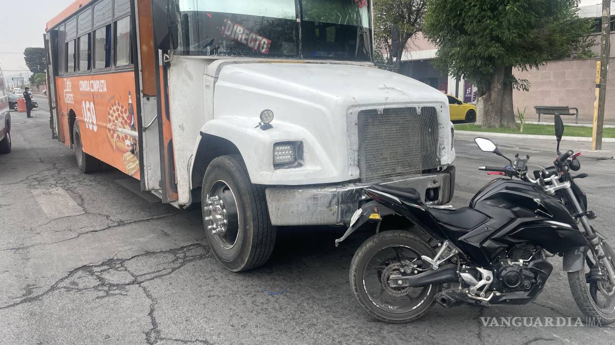 Motociclista de 17 años es embestido por camión urbano en la zona centro de Saltillo