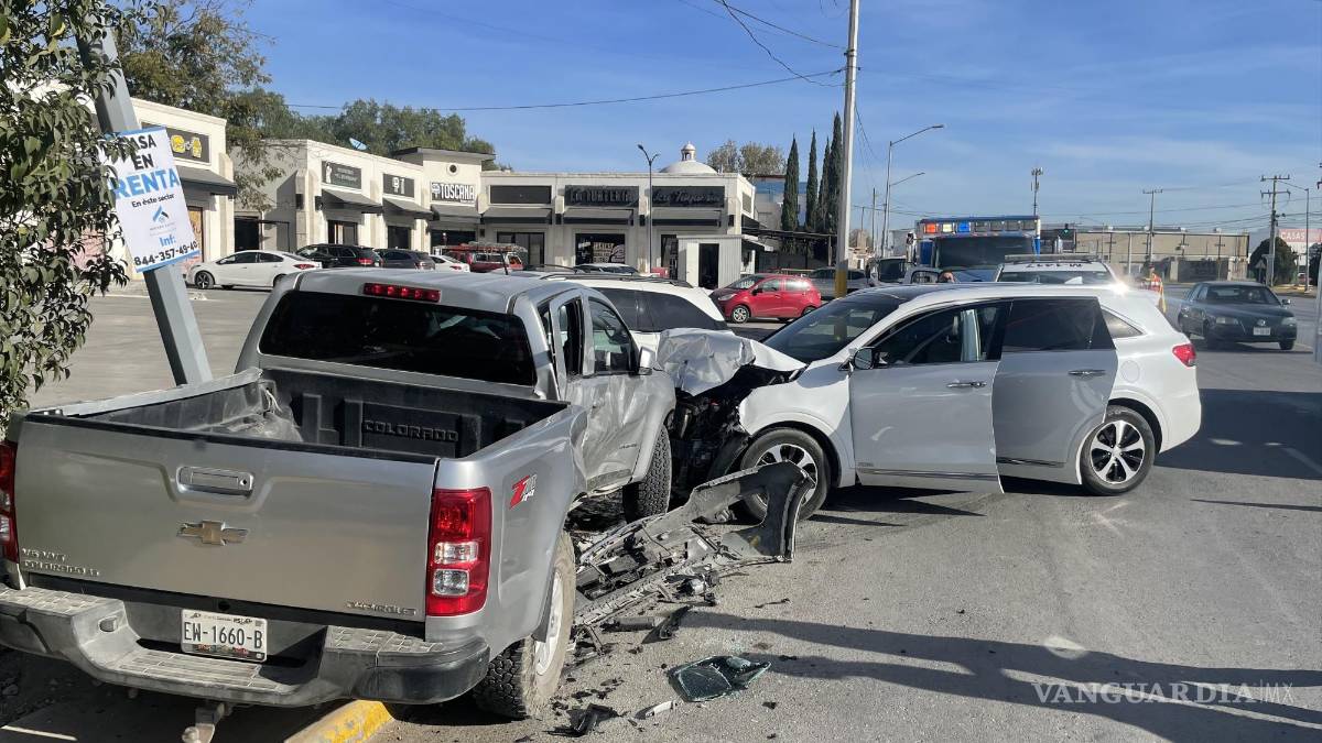 Saltillo: hombre casi termina prensado en aparatoso accidente