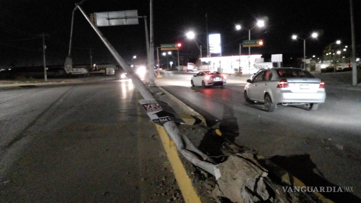 Saltillo: conductor protagoniza aparatoso choque contra luminaria en Valdés Sánchez