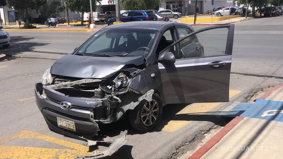 Saltillo: mujer intenta ganarle al semáforo y la impactan