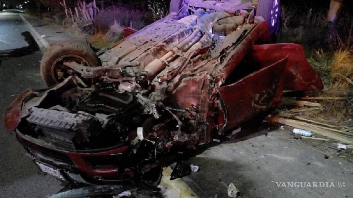 Prensados tres jóvenes en volcadura en la calzada Antonio Narro; 2 graves