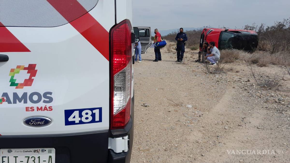 Vuelcan tres mujeres en la carretera Paredón; iba a exceso de velocidad